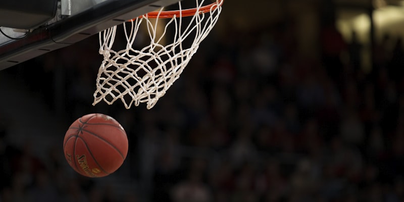 NBA季后赛直播画面 - 湖人队与勇士队球员在篮球场上激烈比赛