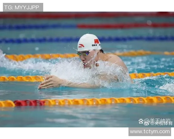 蛙泳运动员突破极限挑战自我展现速度与耐力的完美结合